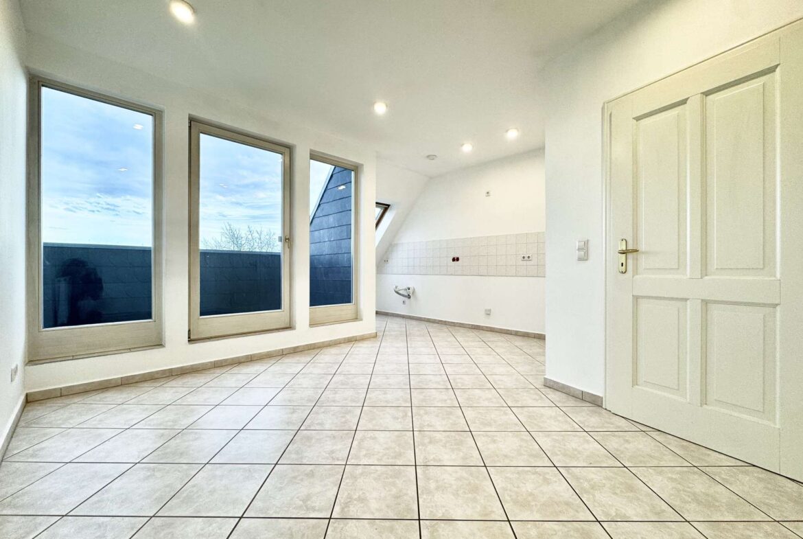 Küche mit Zugang zur Loggia