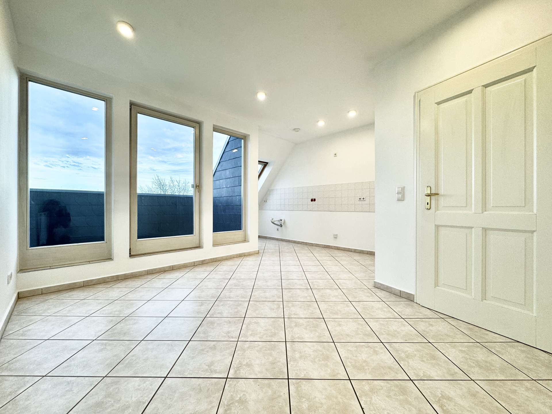 Küche mit Zugang zur Loggia