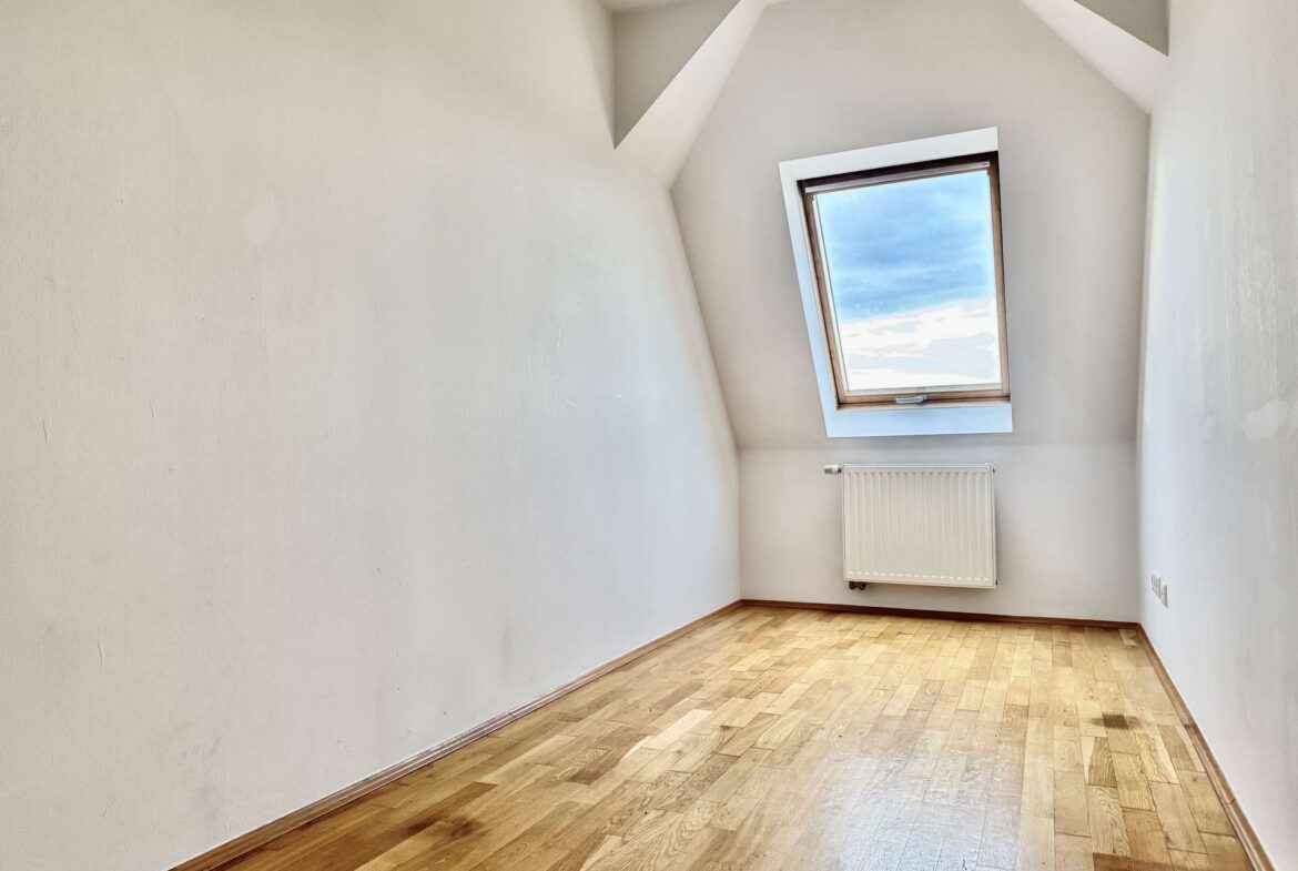 Arbeits- oder Kinderzimmer