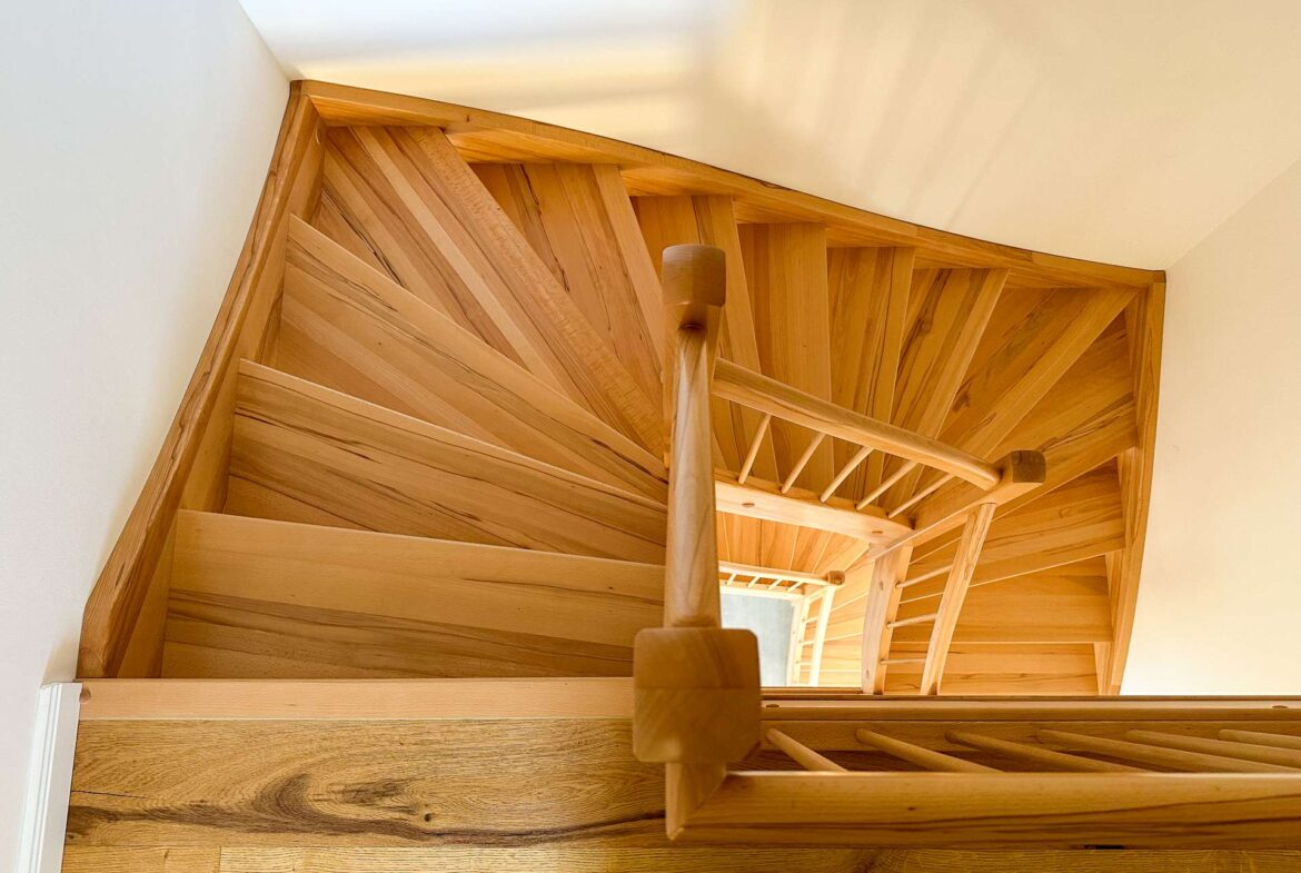 Elegante Holztreppe