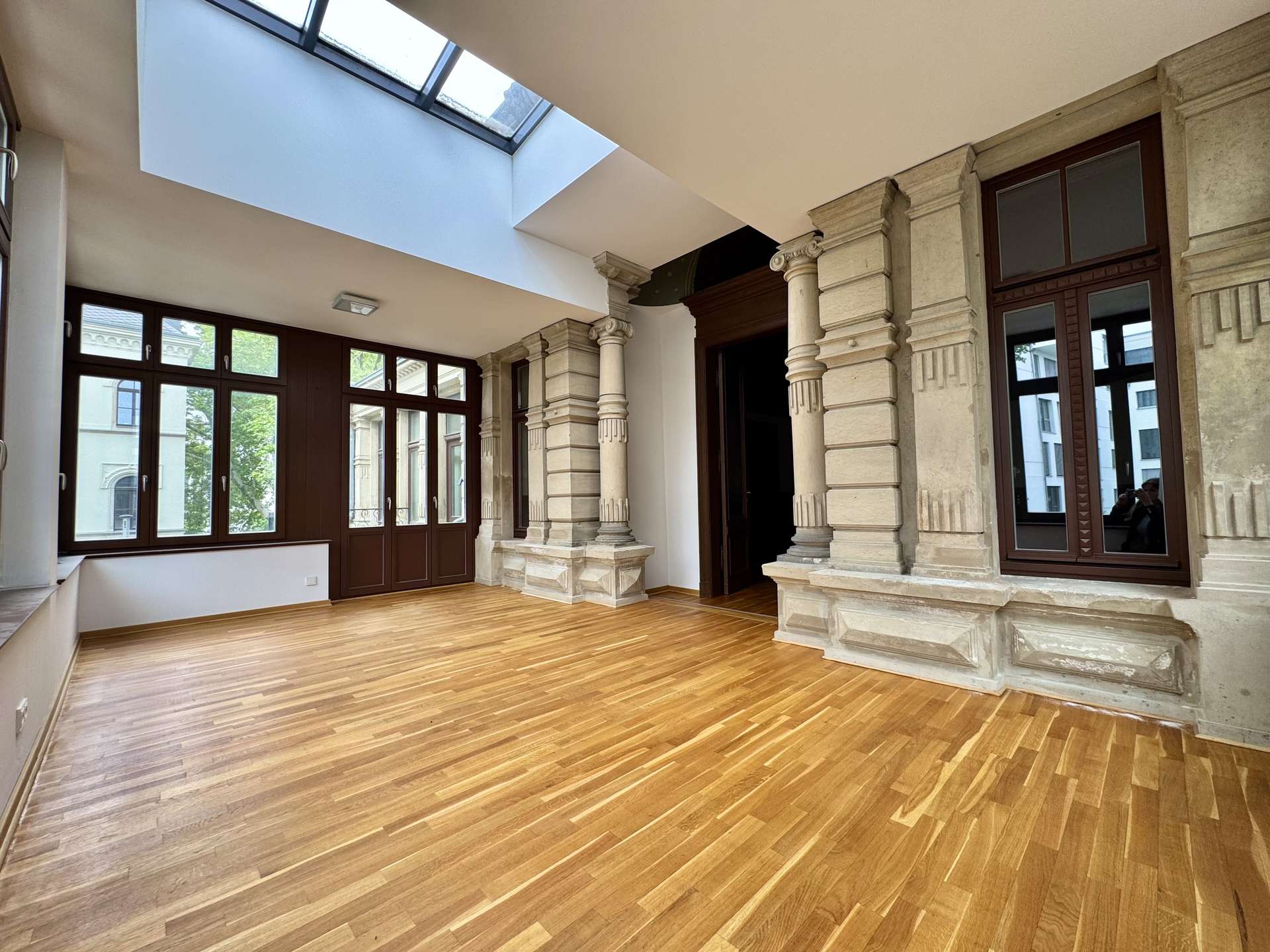 Büro mit Balkonzugang