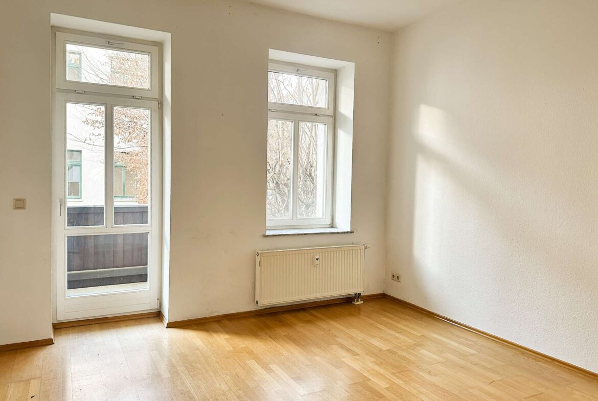 Wohnzimmer mit Balkonzugang