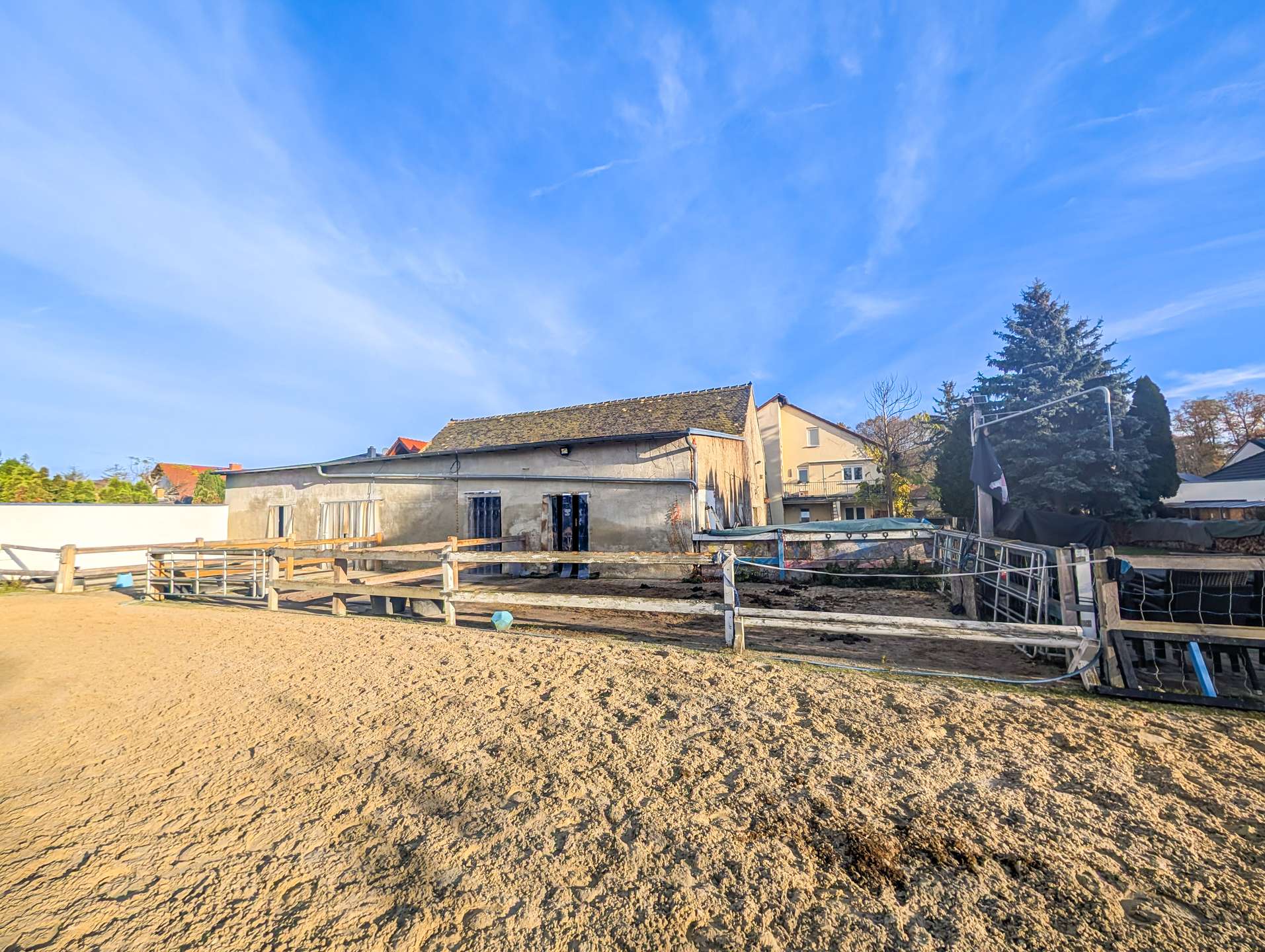 Stallungen und Reitplatz