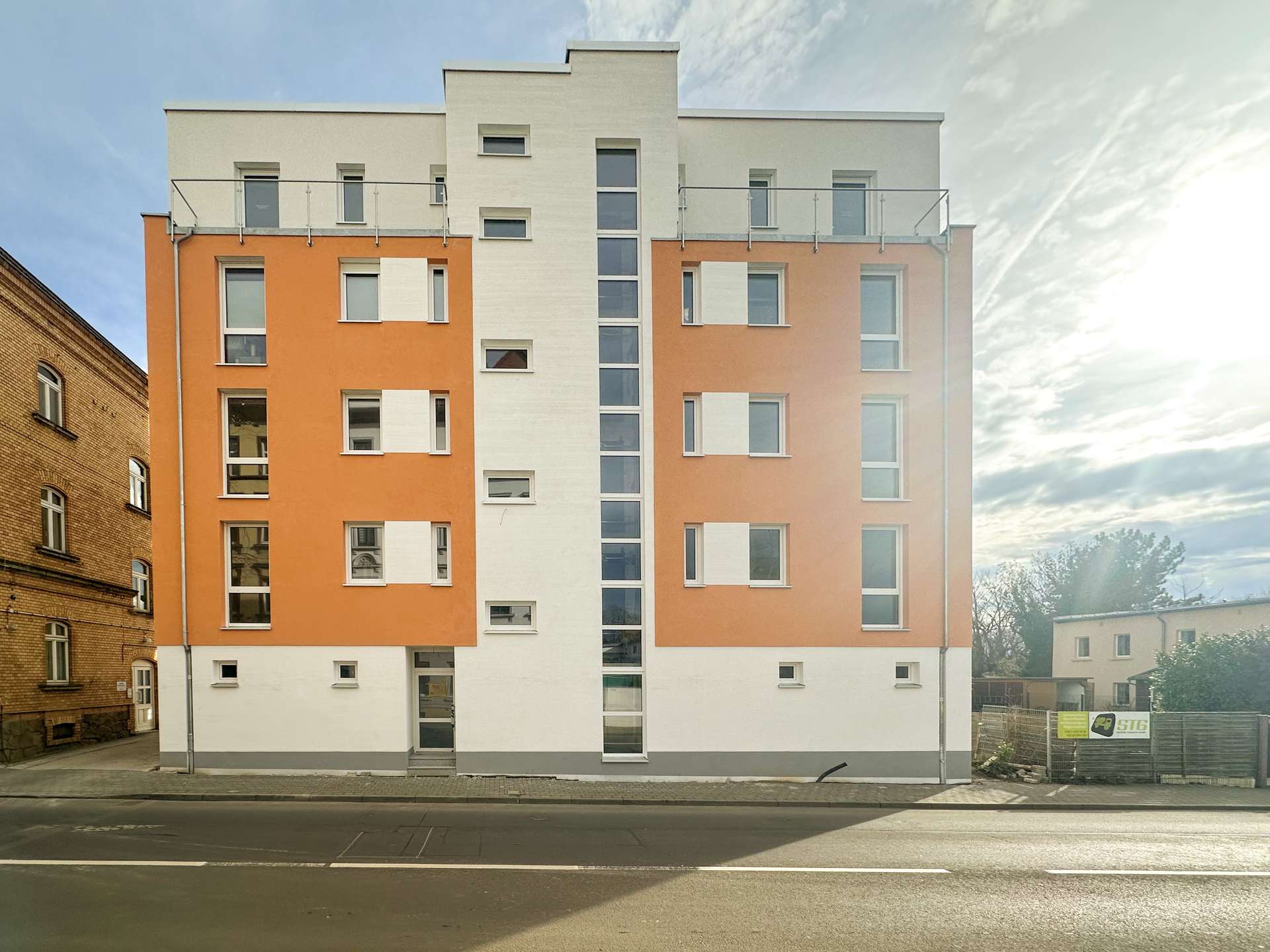 Straßenansicht des Neubauobjektes