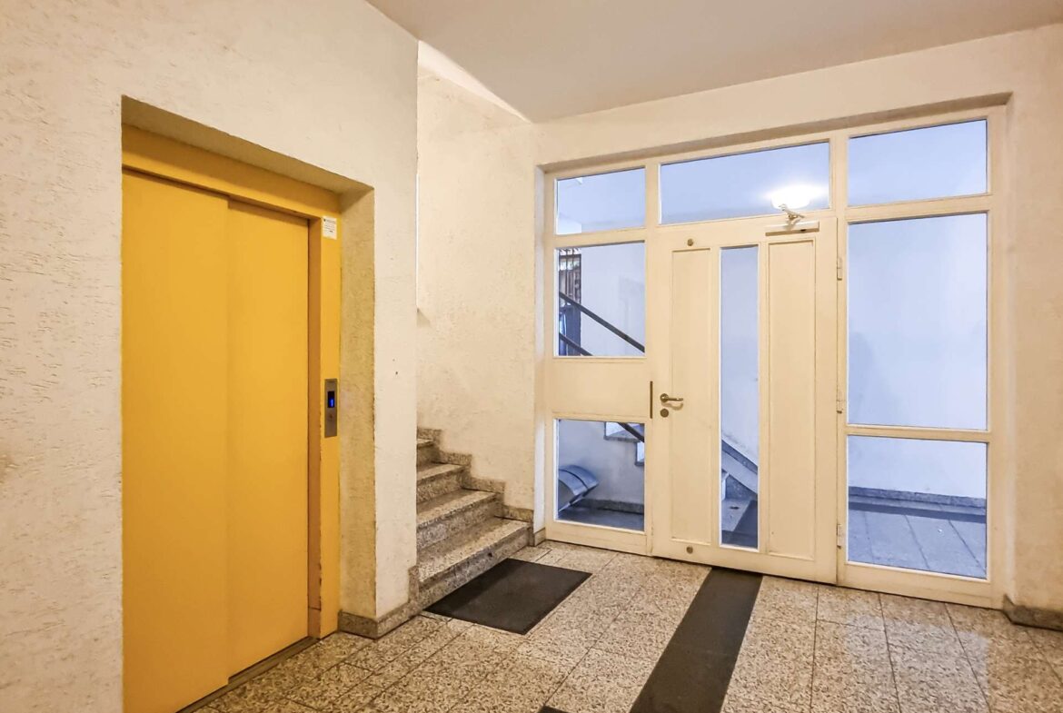 Treppenhaus Eingang I Aufzug