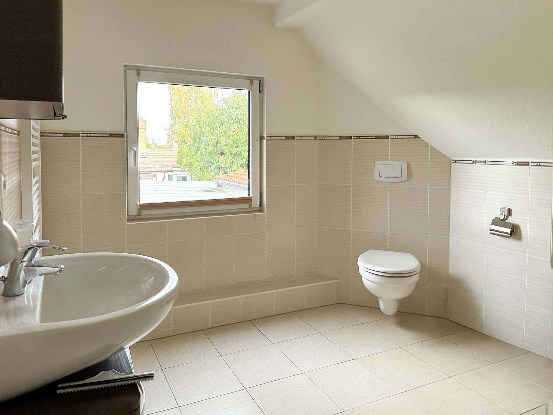 Badezimmer mit Fenster