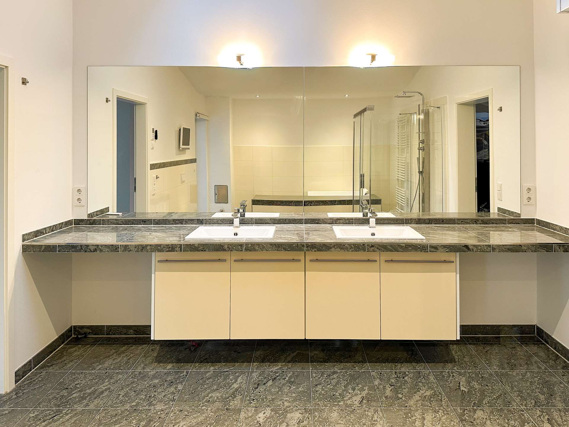 Elegante Doppelwaschbecken