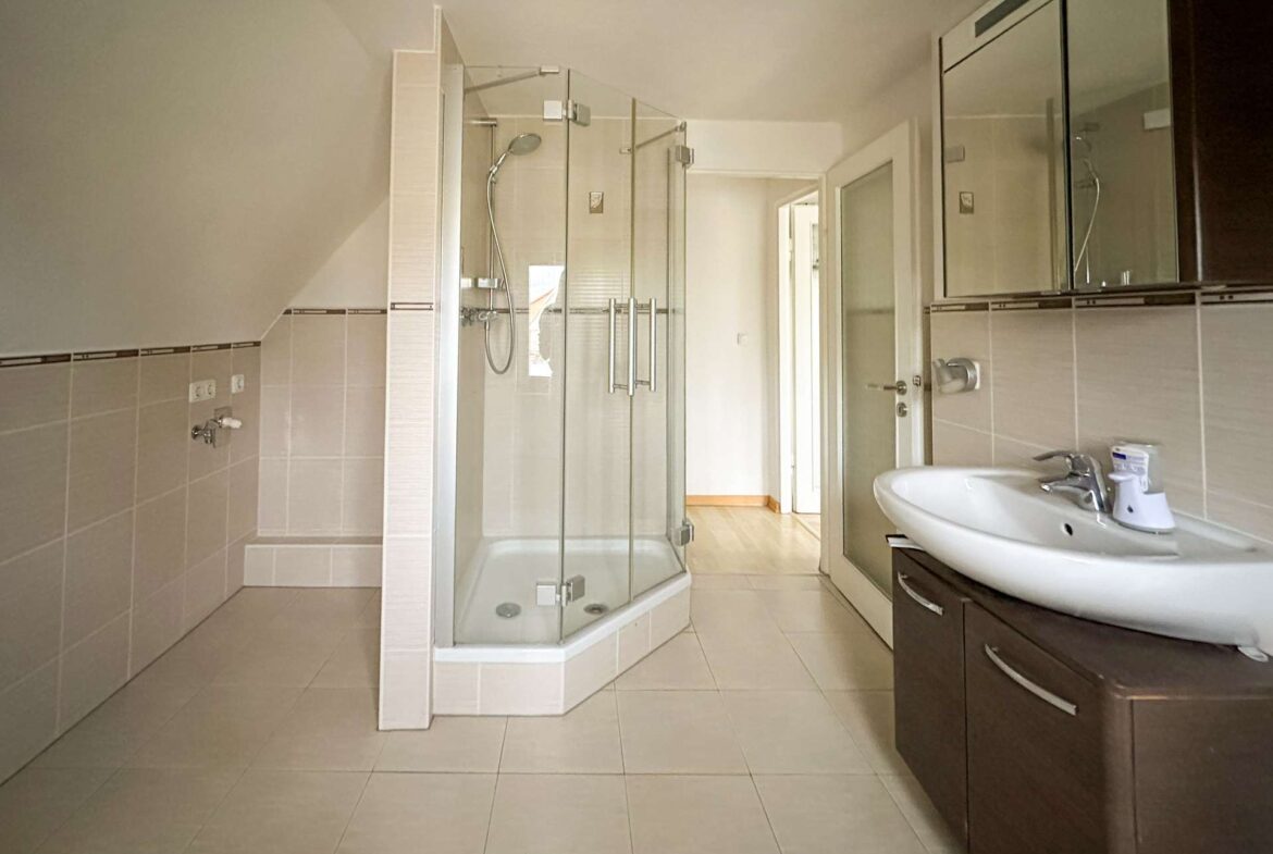 Badezimmer mit Dusche