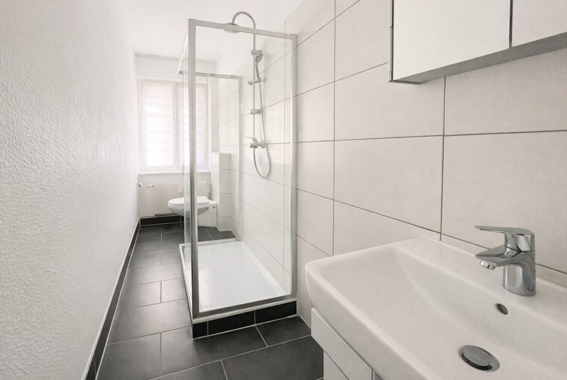 Tageslichtbad mit Wanne