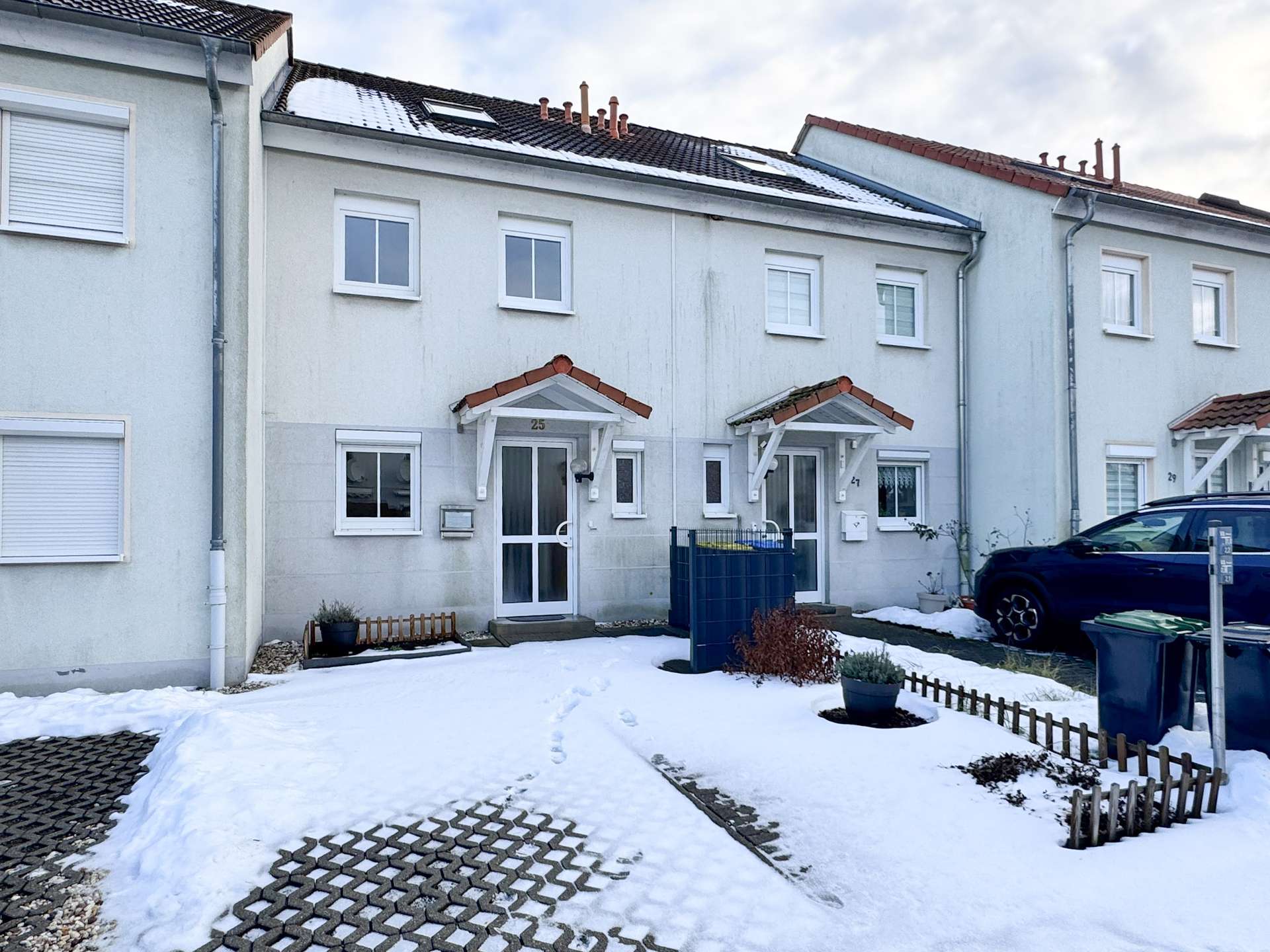 Hauseingang mit Stellplatz