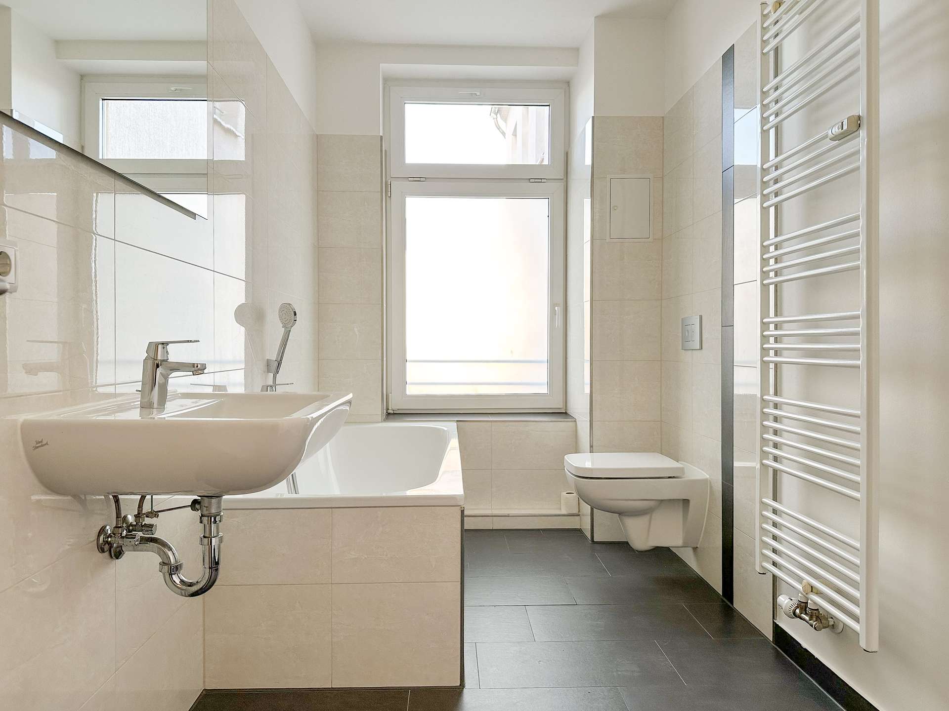 Tageslichtbad mit Badewanne