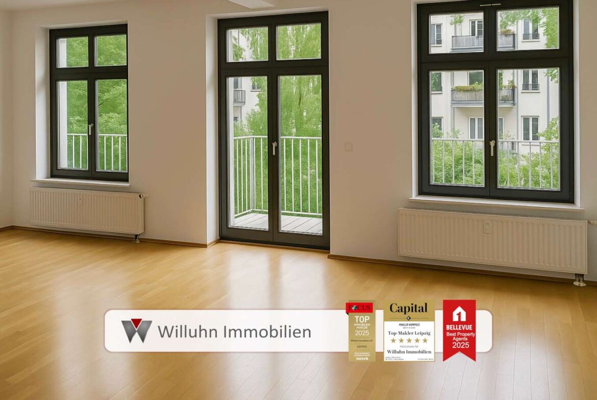 Offener Wohnbereich mit Balkonzugang