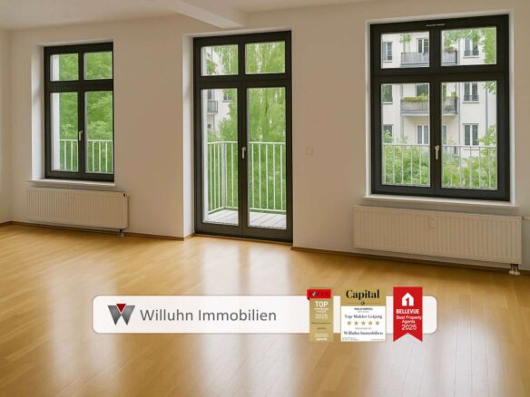 Offener Wohnbereich mit Balkonzugang