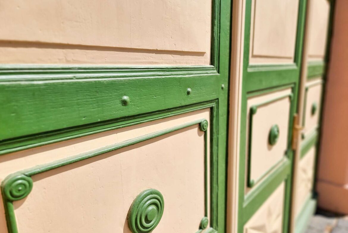 Historische Details am Tor