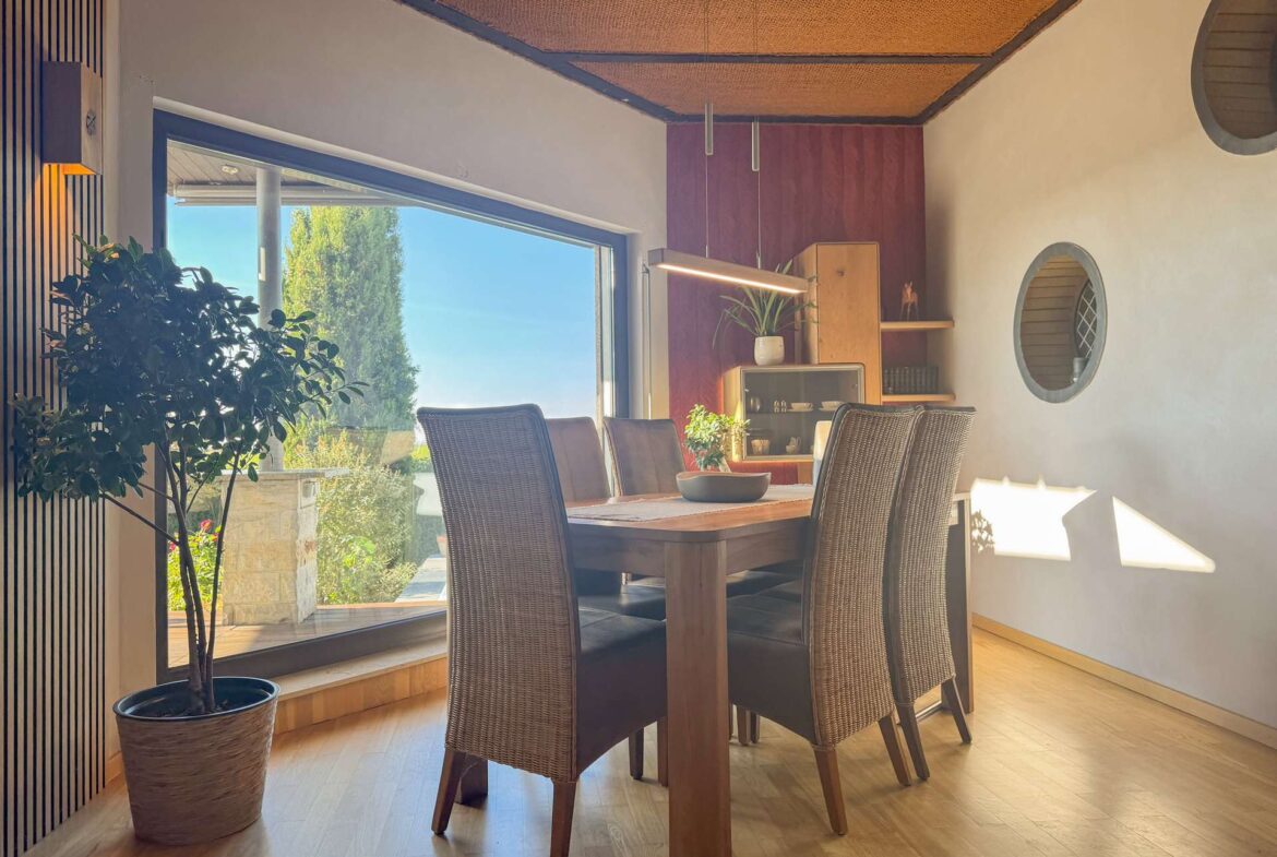 Essplatz mit Panoramafenster 