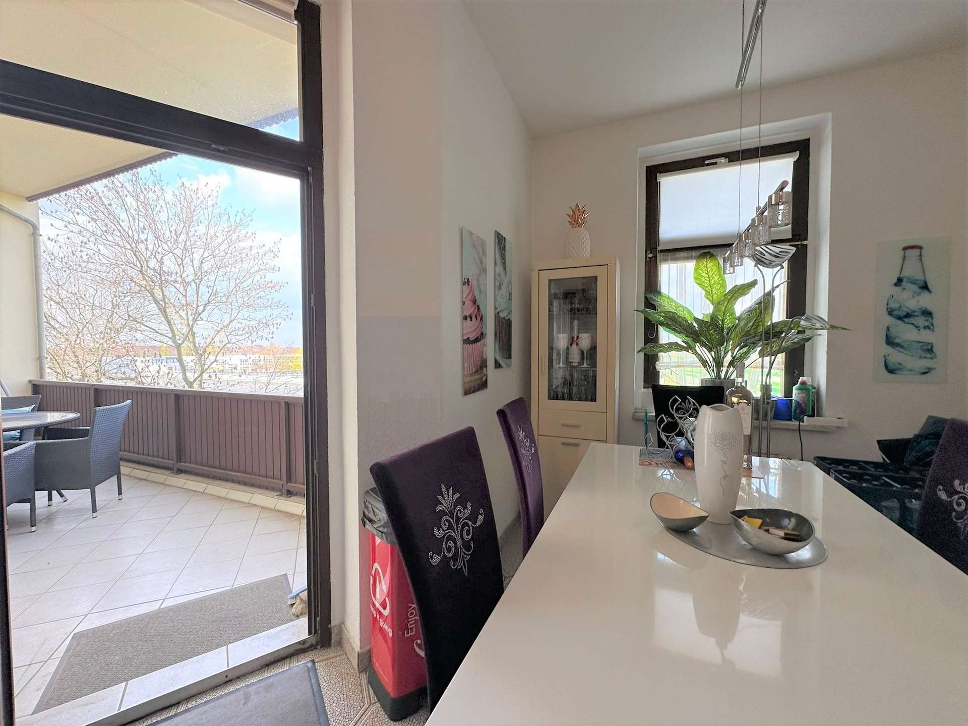 Platz für einen Esstisch in der Küche und Zugang zum Balkon
