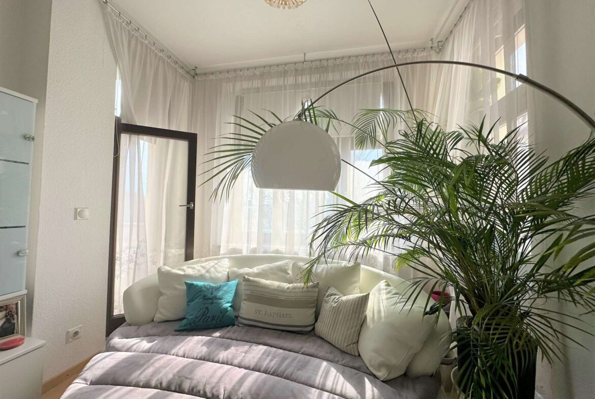 Wohnzimmer mit Zugang zum Balkon