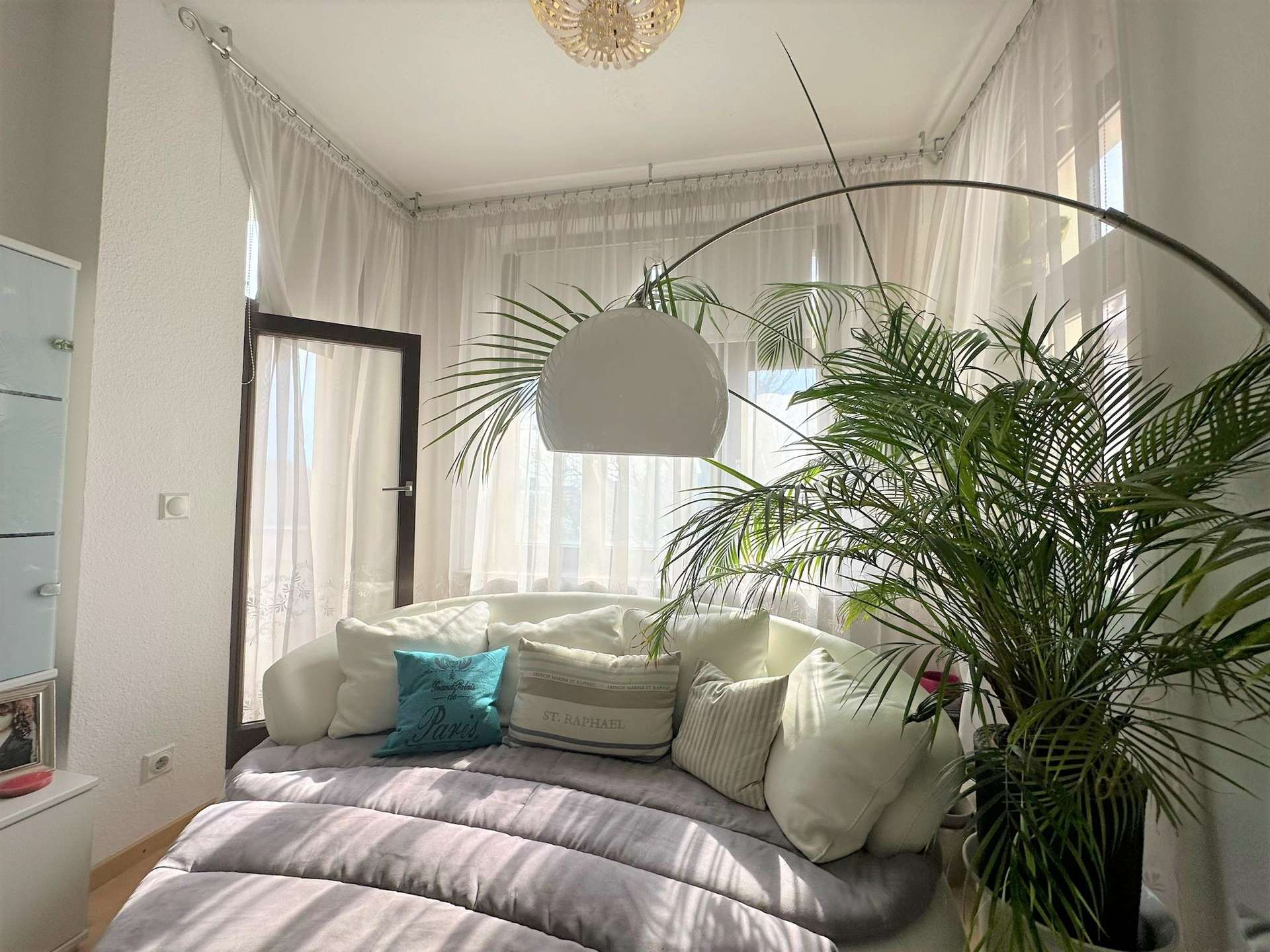 Wohnzimmer mit Zugang zum Balkon