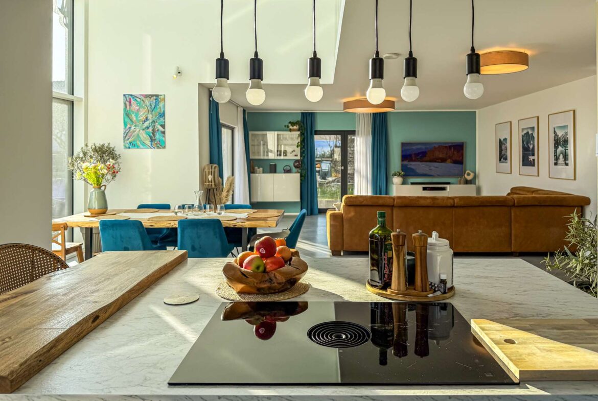 Blick von Küche in Wohnbereich