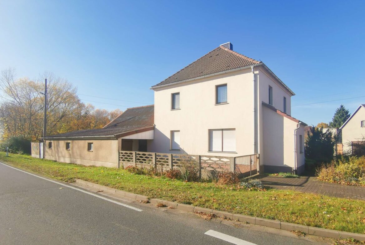 Hausansicht mit Garage/Werkst.