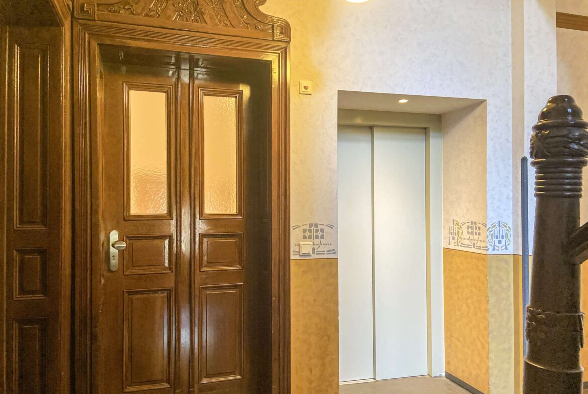 Treppenhaus mit Aufzug