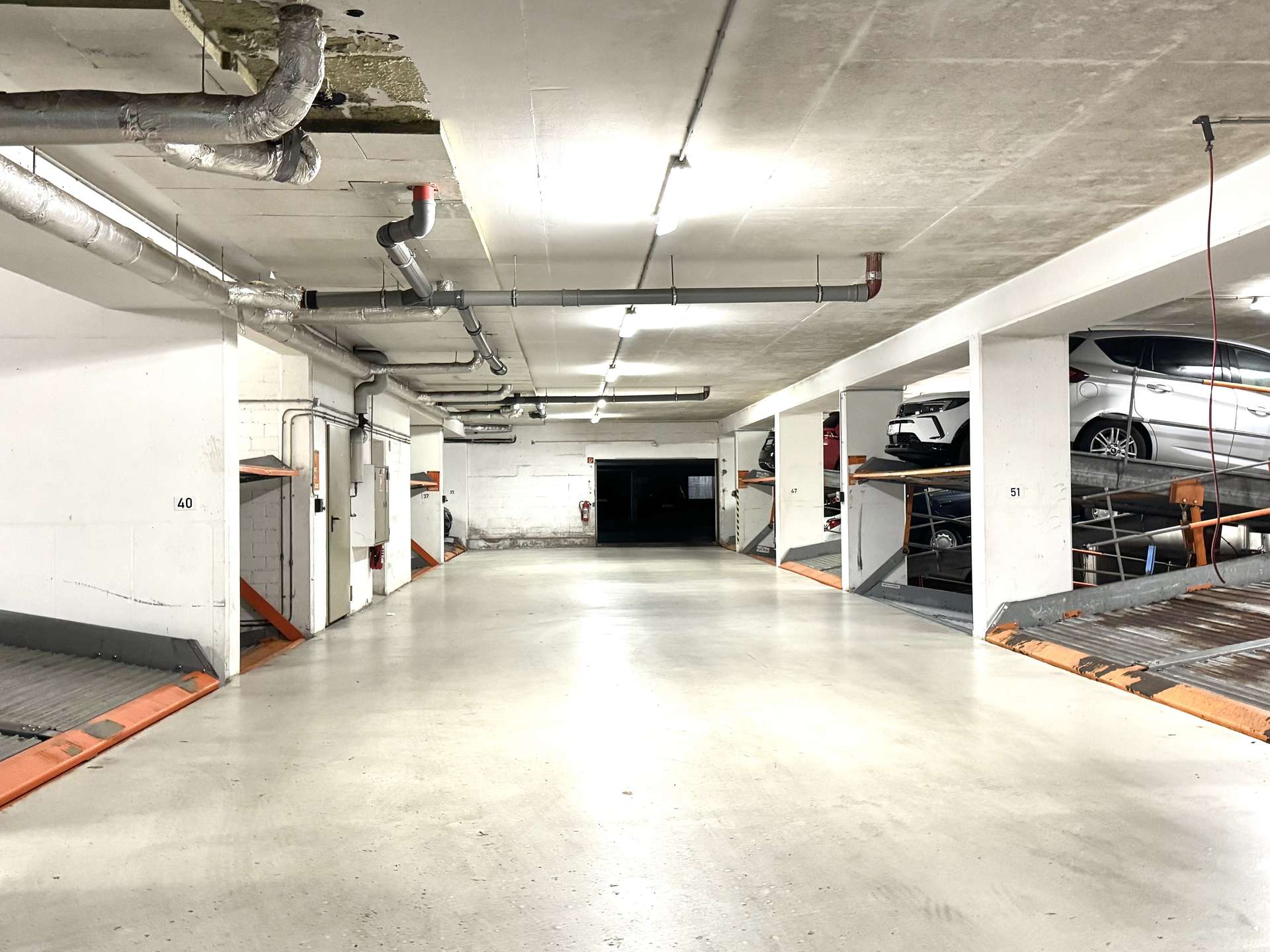 Großzügige, helle Tiefgarage
