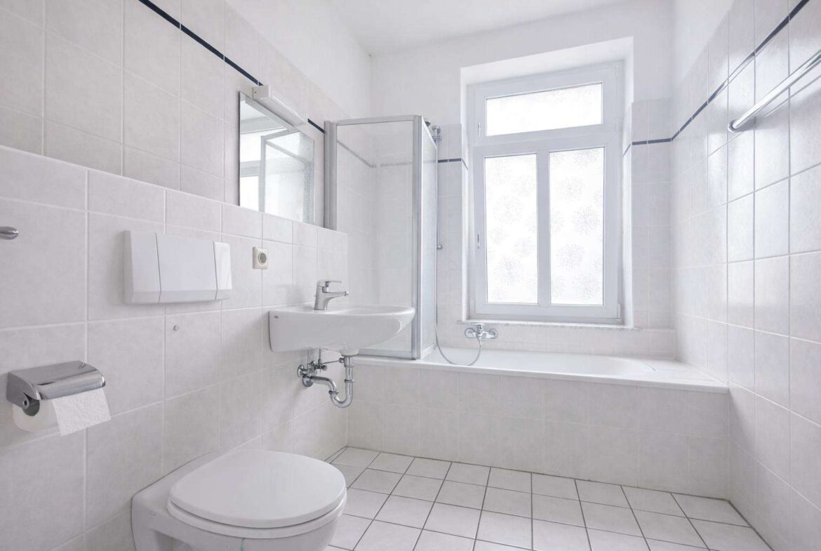 Modernes Bad mit Wanne