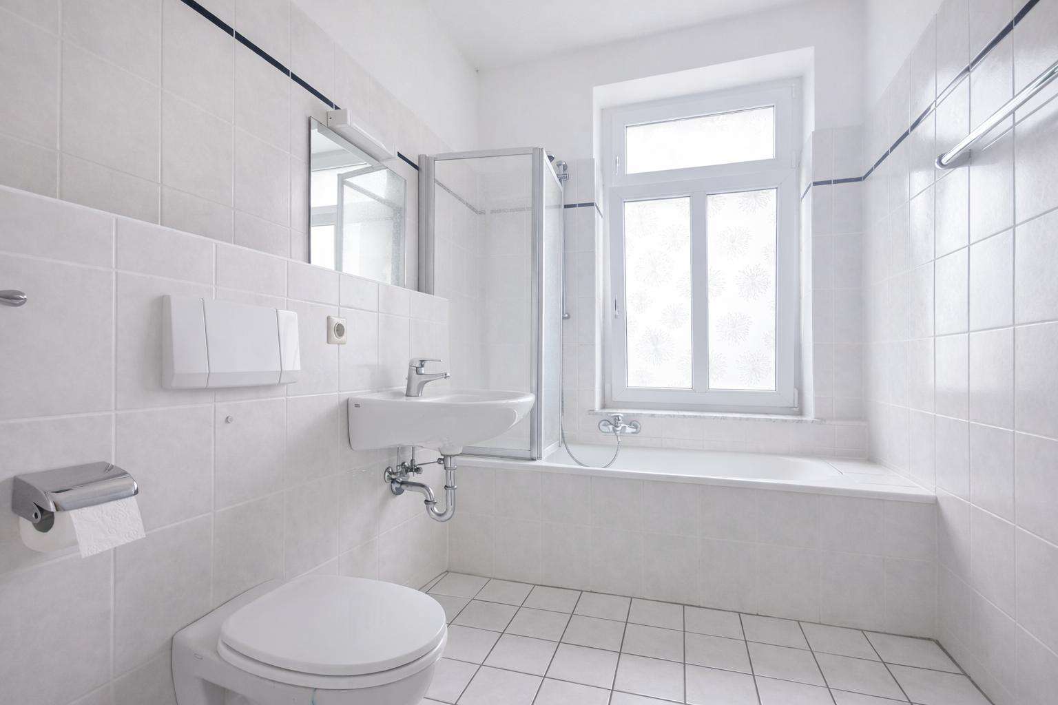 Modernes Bad mit Wanne