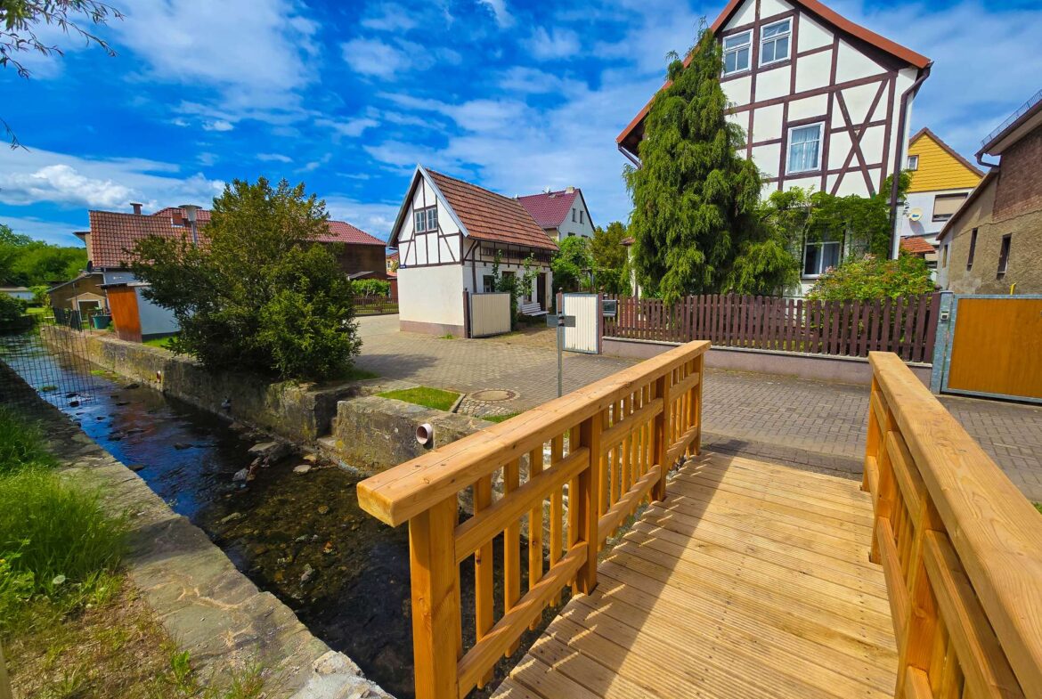 Blick von der gegenüberliegenden Straßenseite