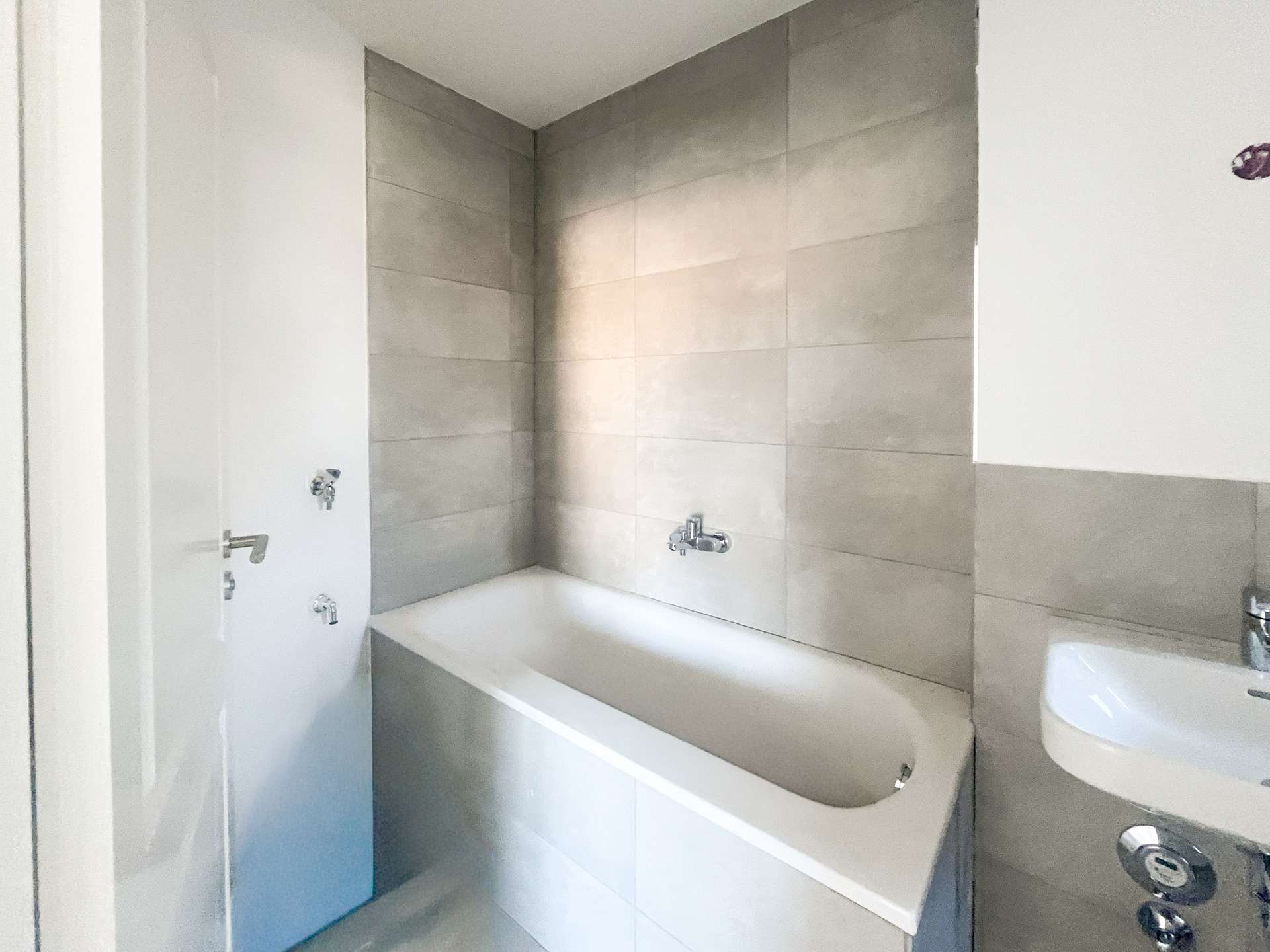 Tageslichtbad mit Wanne