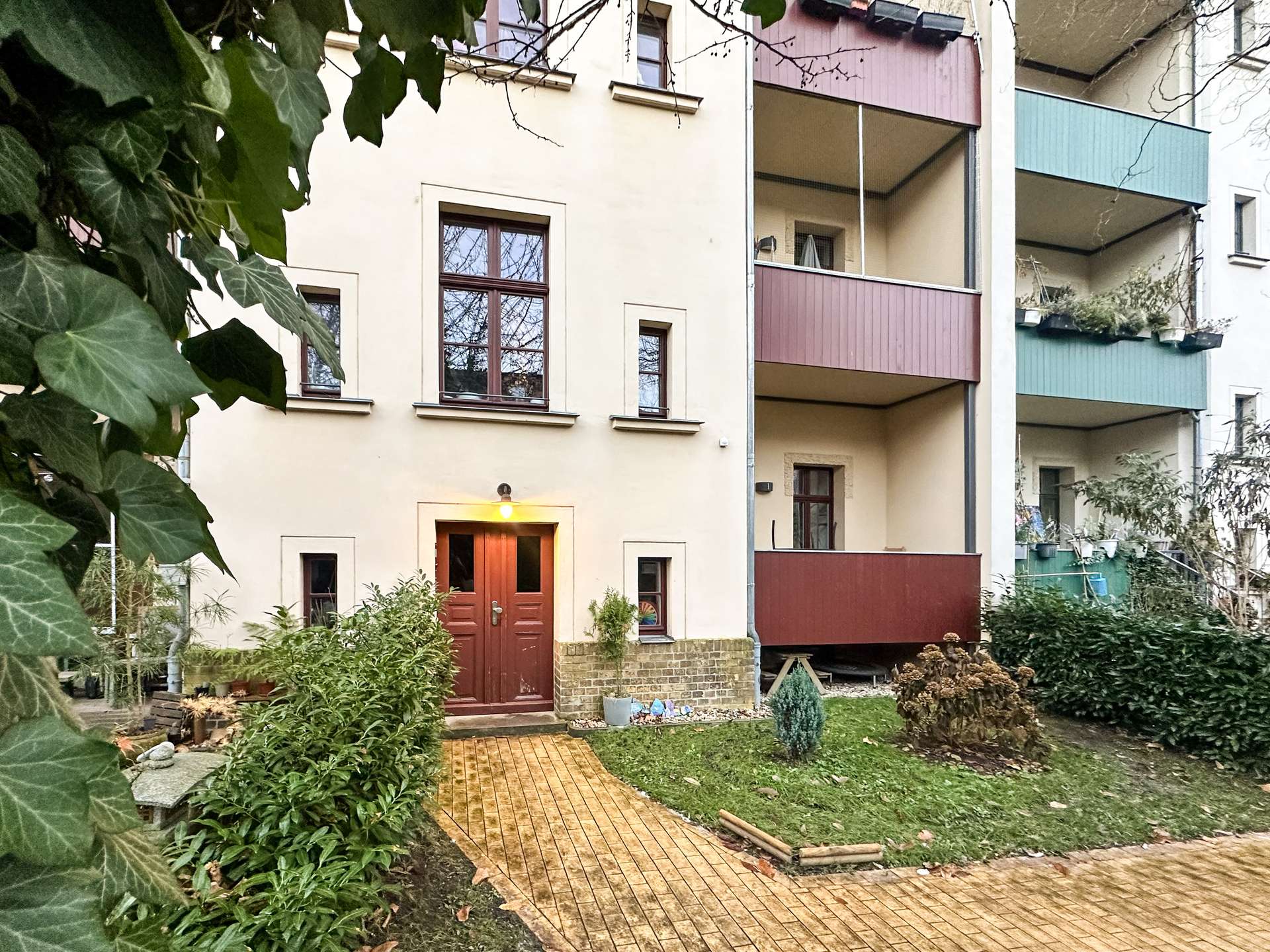 Hinteransicht mit Balkon