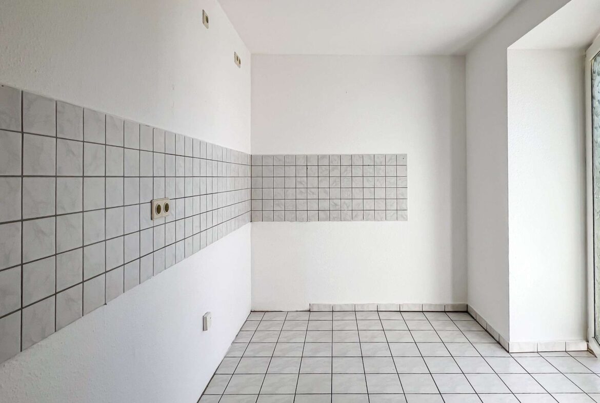 Küche mit Balkonzugang