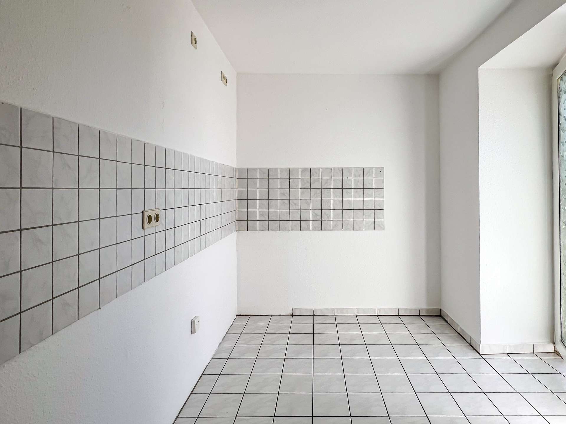 Küche mit Balkonzugang