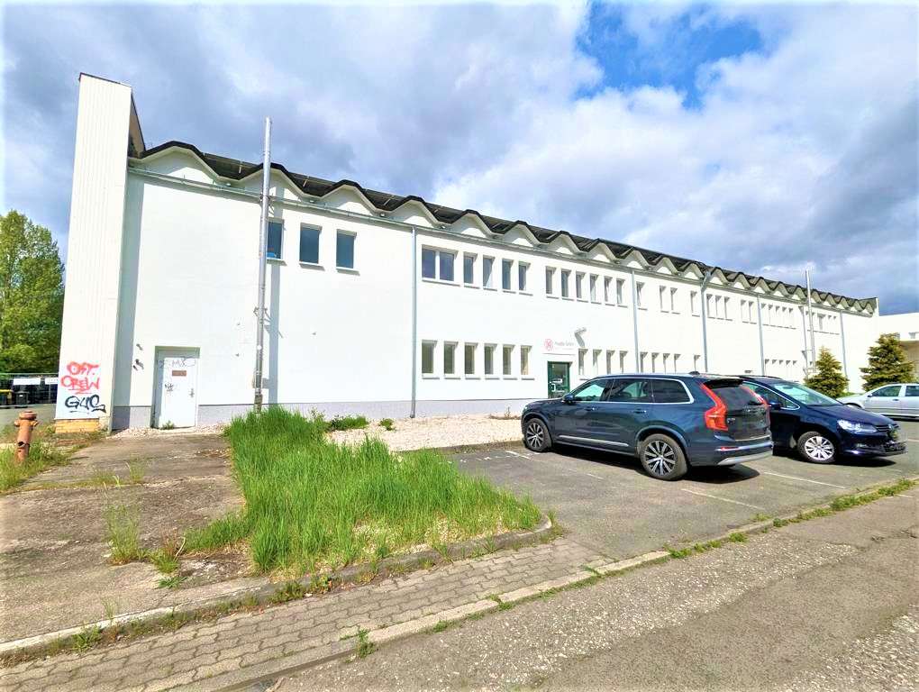 Außenansicht mit Parkplatz