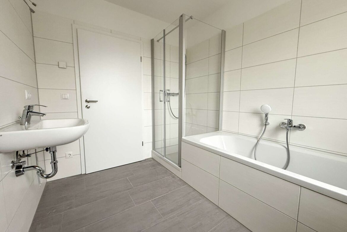 Badezimmer mit Wanne und Dusche 