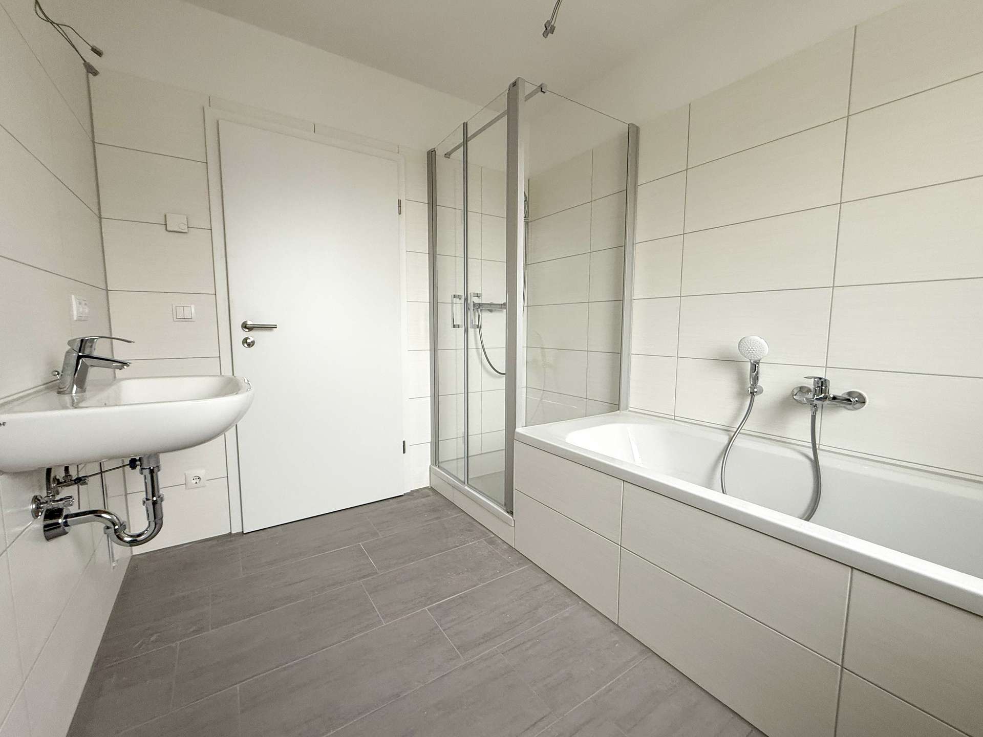 Badezimmer mit Wanne und Dusche 