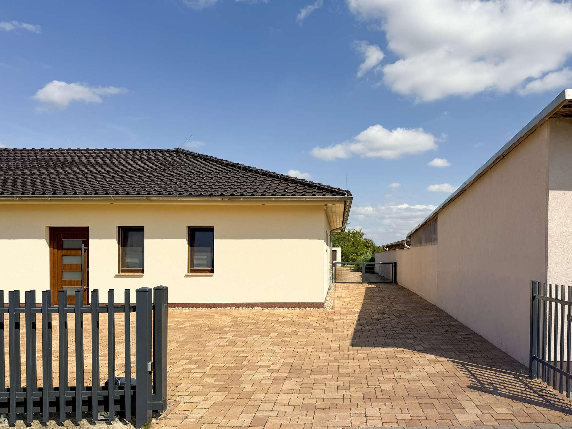 Großzügige Einfahrt