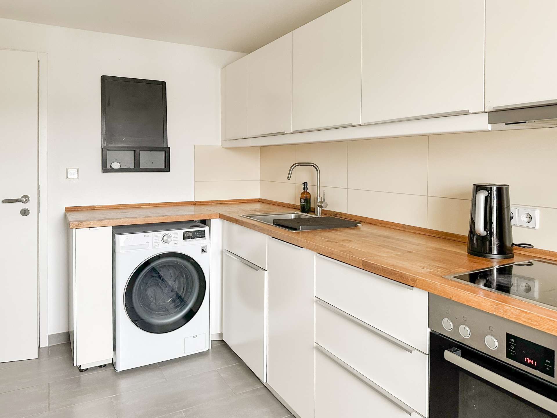 Küche mit Waschmaschinenanschluss