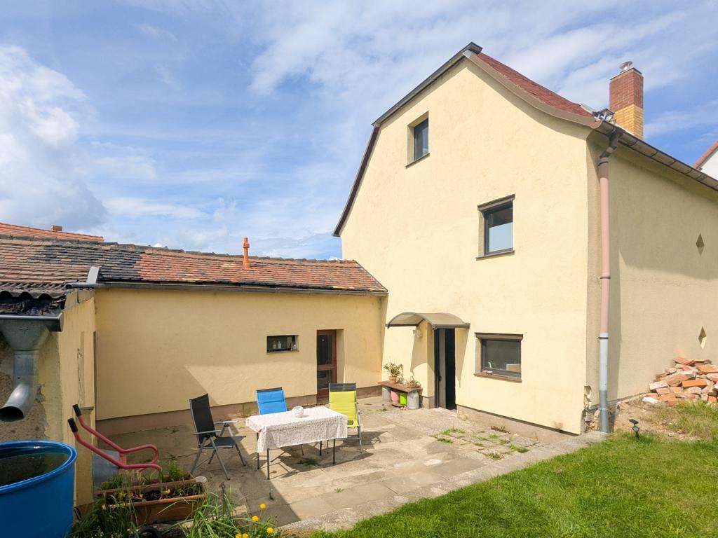 Haus mit Nebengelassen