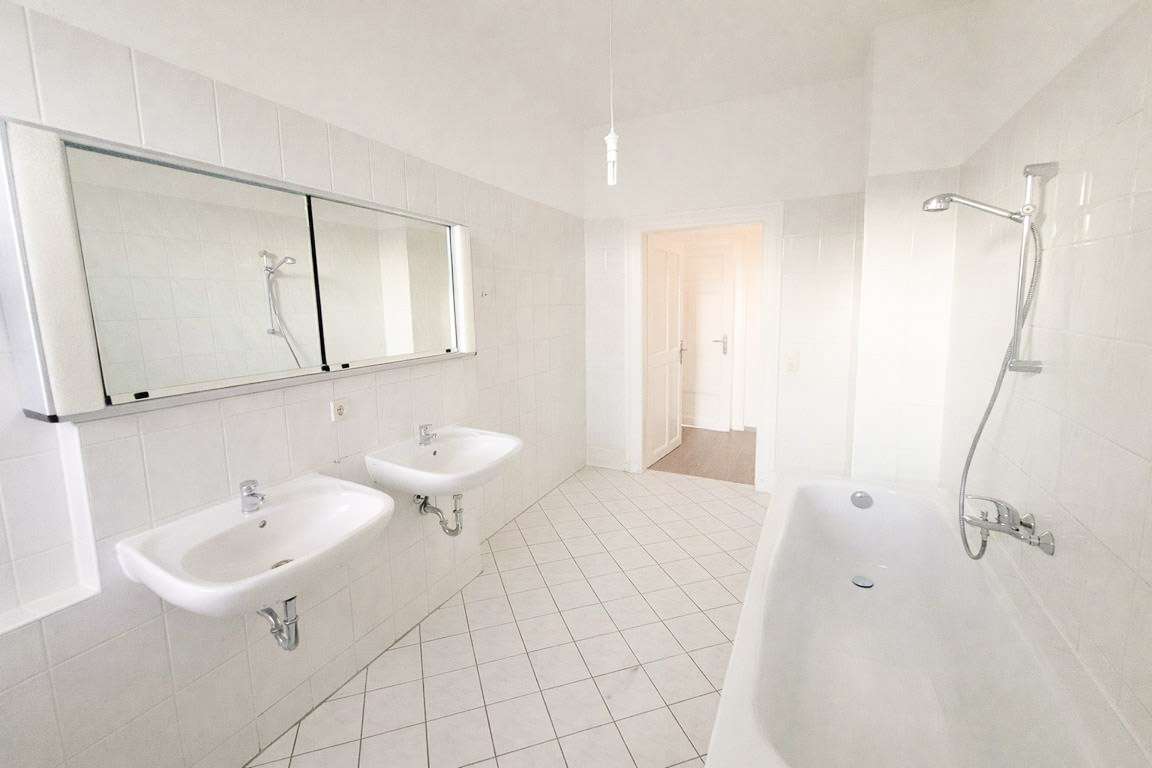 Tageslichtbad mit Wanne