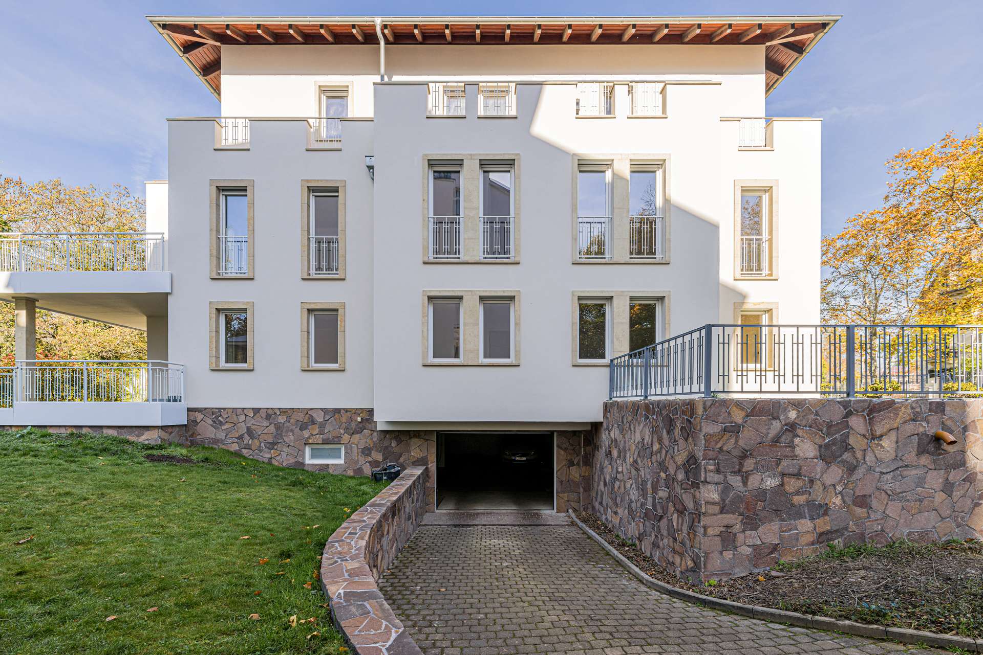 Zufahrt zur Tiefgarage im Nachbargebaude