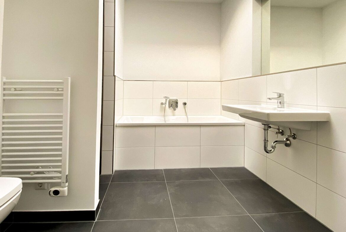 Badezimmer mit Dusche und Badewanne