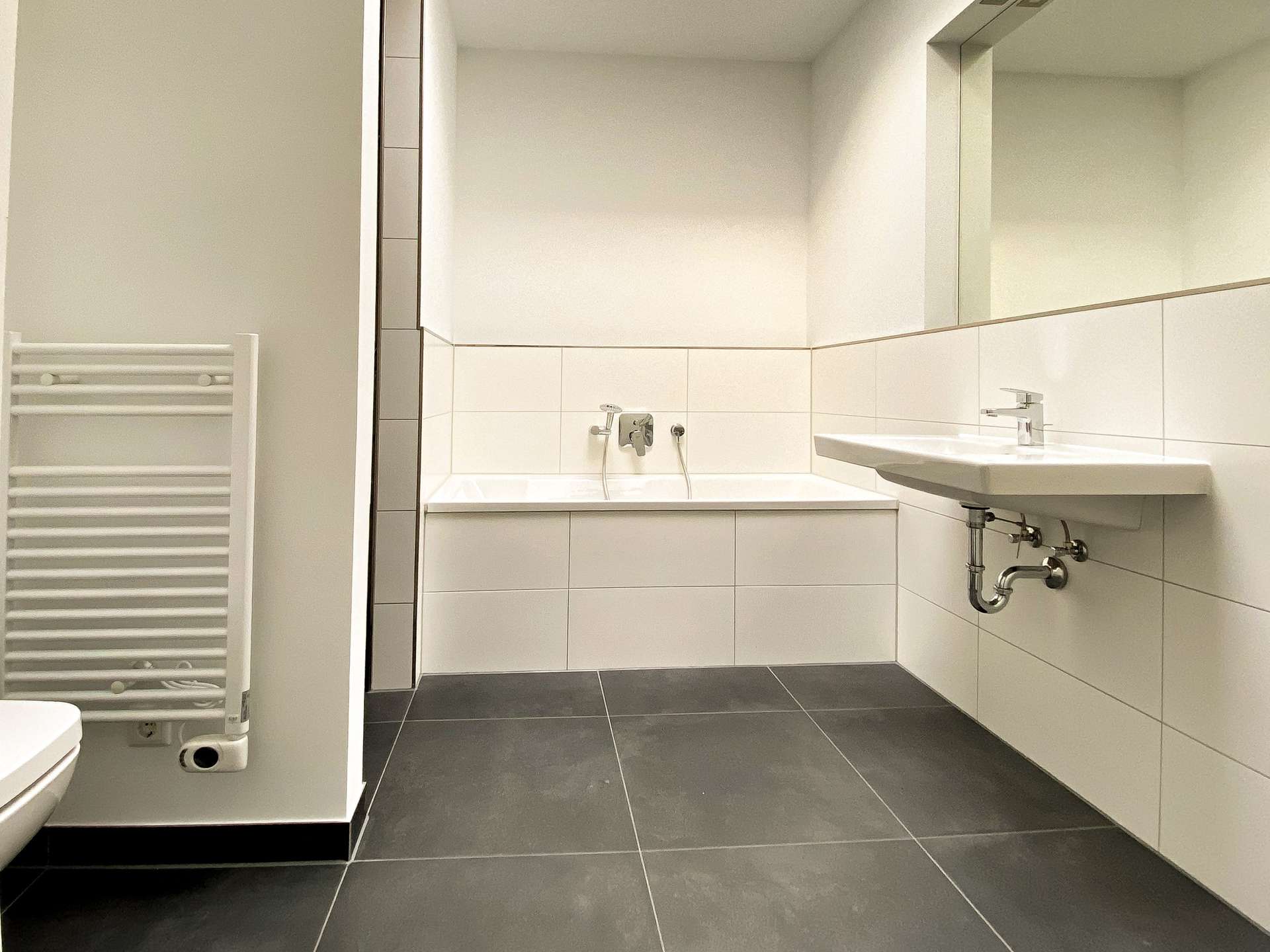 Badezimmer mit Dusche und Badewanne