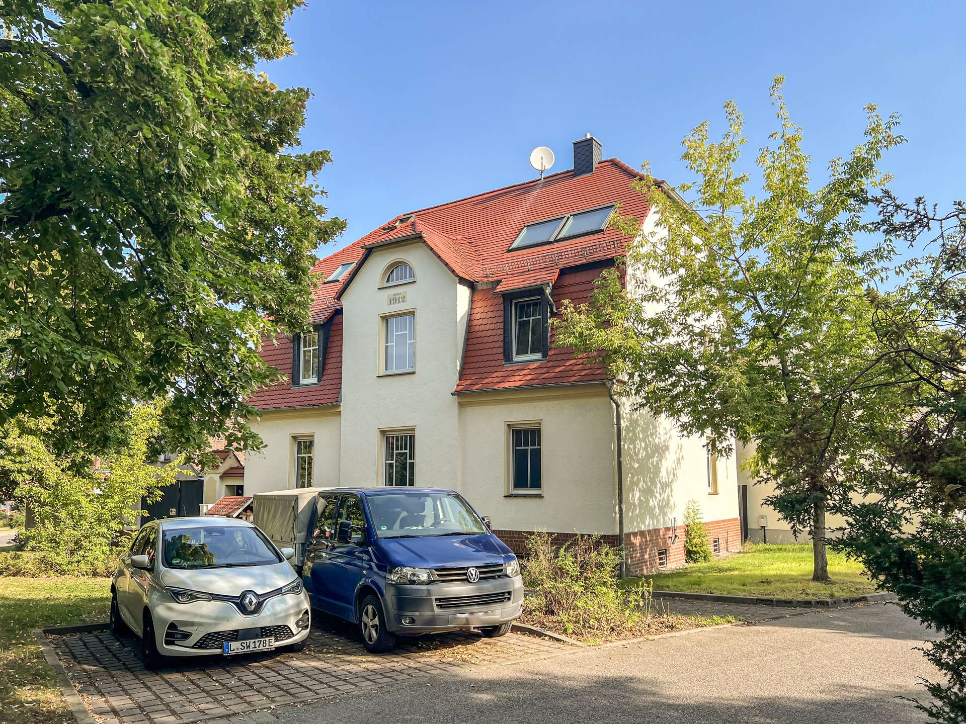 Stellplätze auch vor dem Grundstück