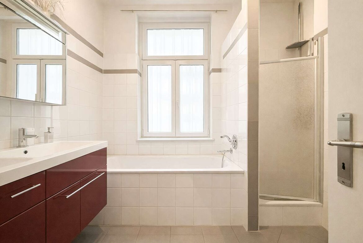 Tageslichtbad: Wanne & Dusche