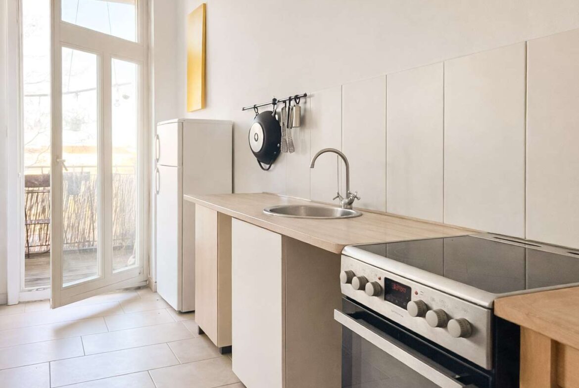 Küche und Zugang zum Balkon