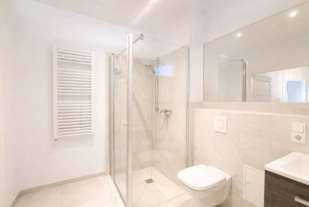 Badezimmer mit Dusche