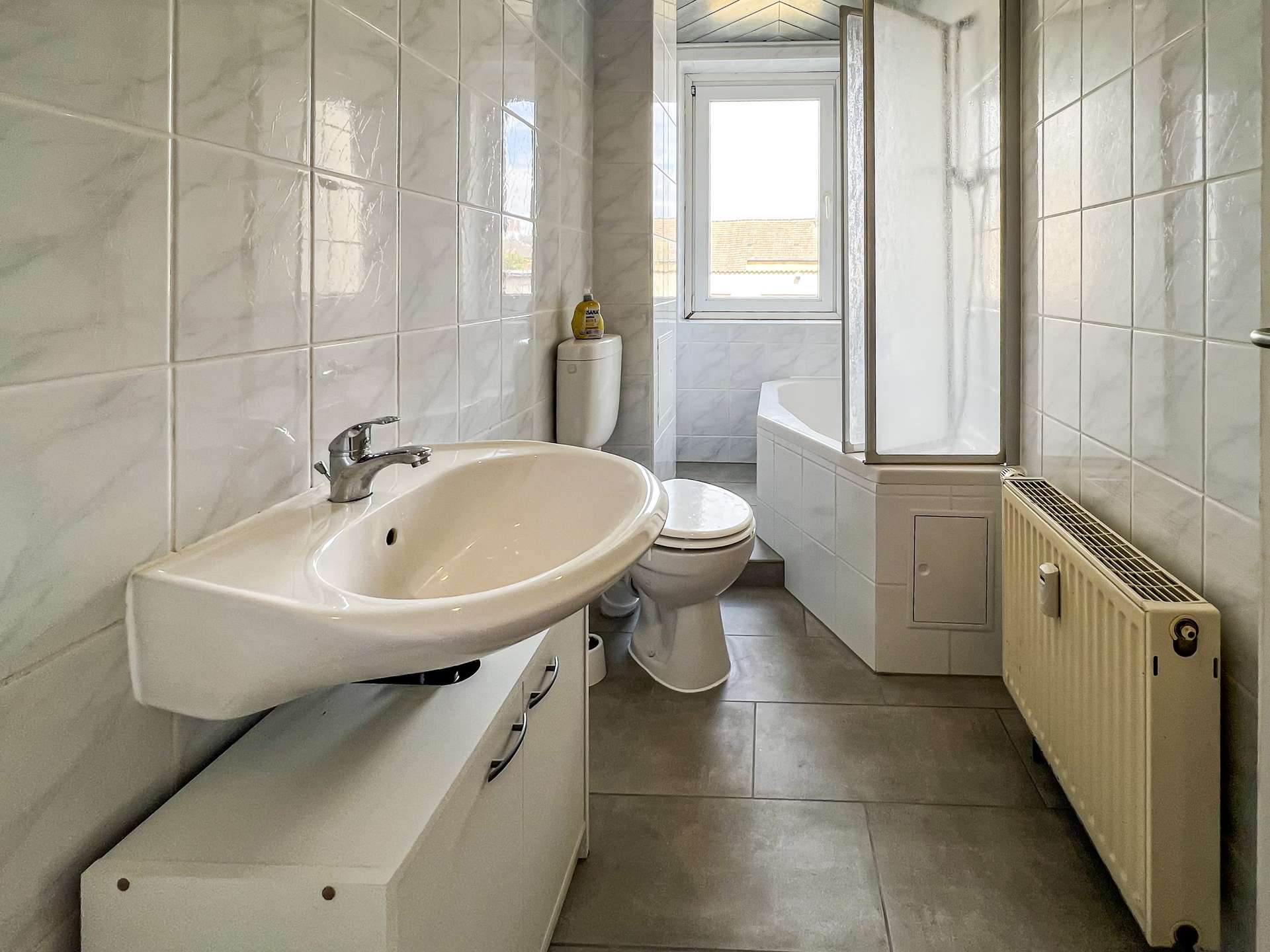 Tageslichtbad mit Wanne