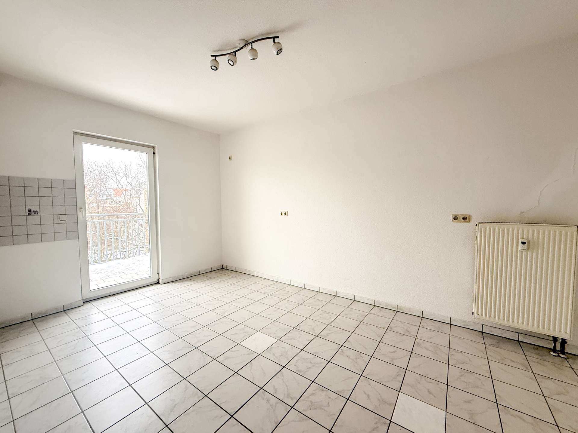 Küche mit Balkonzugang 