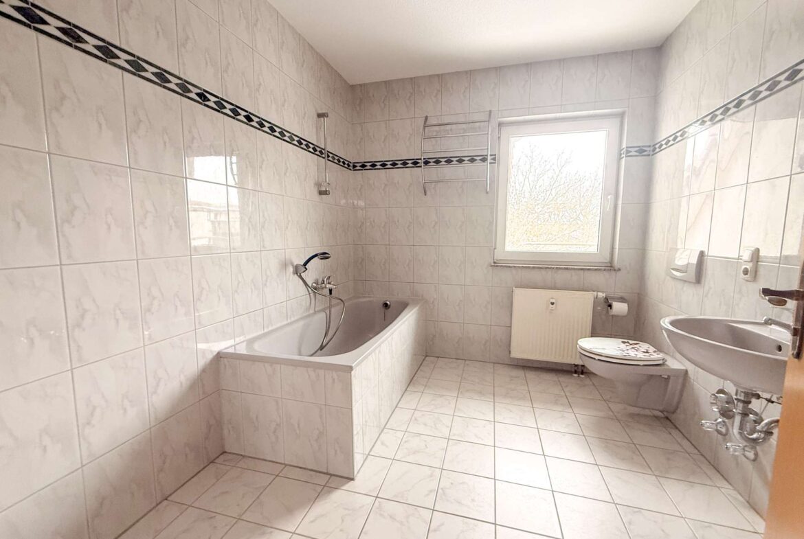 Badezimmer mit Wanne 